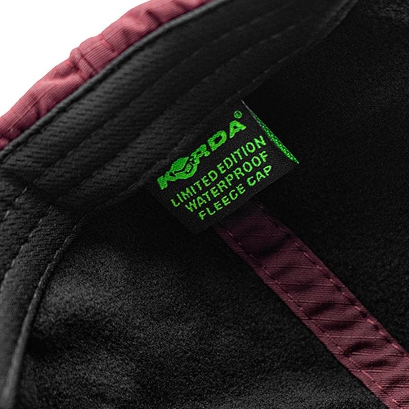 Korda LE Fleece Waterproof Cap Burgundy - foto 2